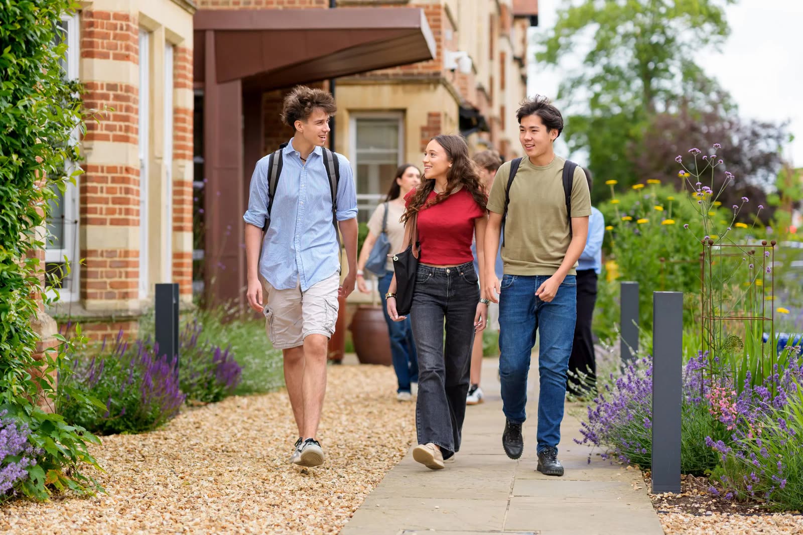 Alumnos de St Clare's paseando por el campus en Oxford